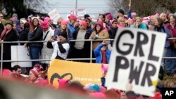 Para demonstran anti-Trump dalam Women's March di Seattle (21/1). (AP/Elaine Thompson)