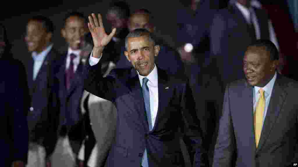 Barack Obama salue la foule après avoir été accueilli par le président Uhuru Kenyatta à l&#39;aéroport international Jomo Kenyatta, Nairobi, 24 juillet 2015