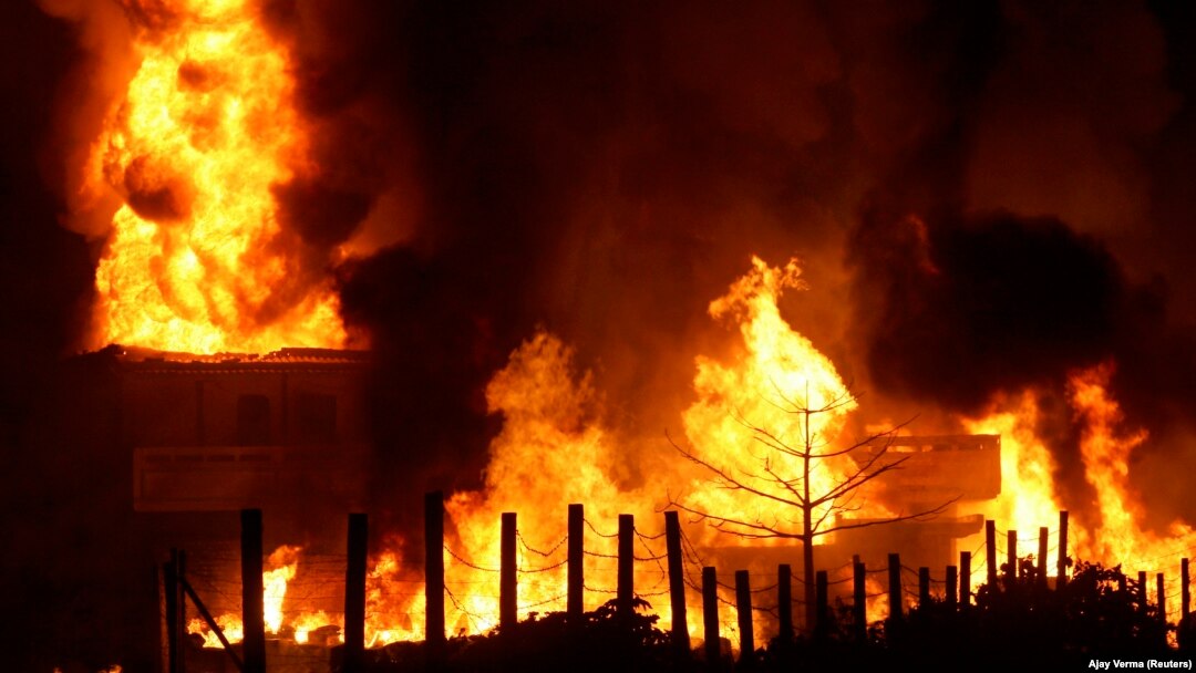 Api melalap pabrik kimia di Panchkula di negara bagian Haryana, India utara. Pada Mei 2021, sebuah pabrik kimia di Kota Pune, India barat, juga terbakar dan menewaskan 18 orang. (Foto: REUTERS/Ajay Verma)