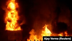 Api melalap pabrik kimia di Panchkula di negara bagian Haryana, India utara, 21 Agustus 2008. (Foto: REUTERS/Ajay Verma)