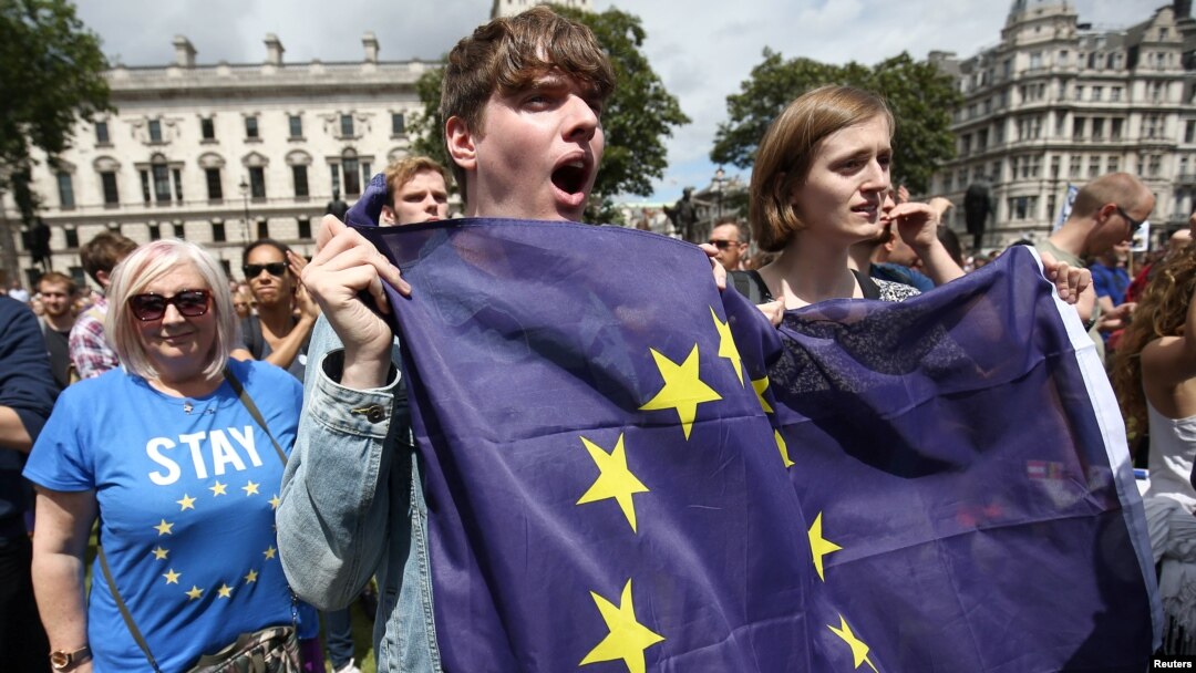 Orang-orang menggenggam bendera dalam unjuk rasa ‘March for Europe’ menentang keputusan Inggris untuk berpisah dengan Uni Eropa (2/7. London Tengah, Inggris. (foto: REUTERS/Neil Hall)