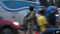 ARCHIVO - Un soldado vigila el tráfico vehicular en el Puente de la Unidad Nacional que conecta la localidad de Durán con Guayaquil, Ecuador, el 20 de julio de 2023.