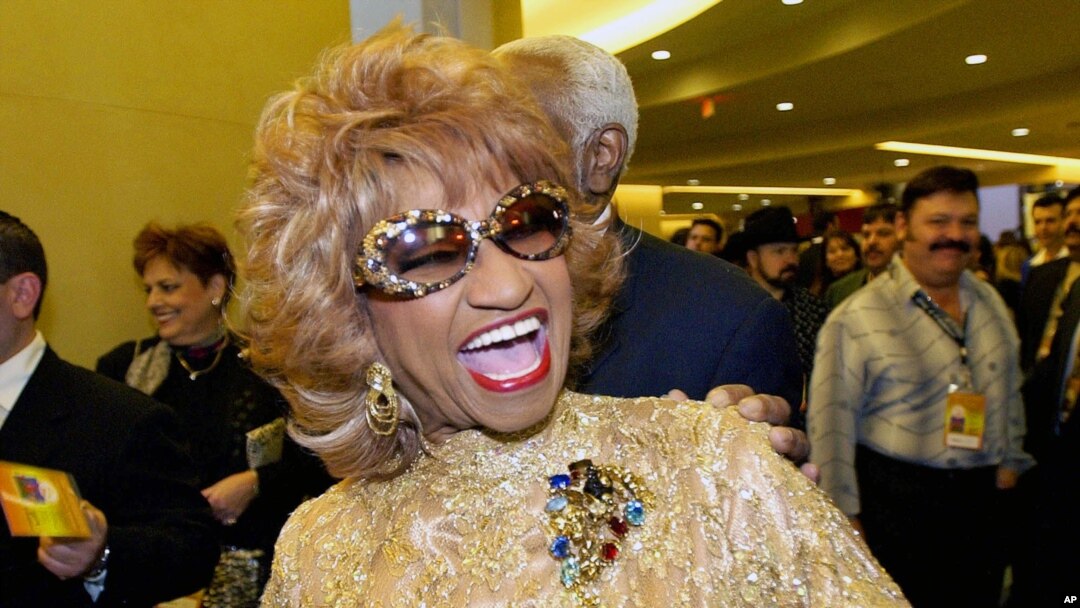 Celia Cruz a su llegada a un homenaje al cantante mexicano Vicente Fernández como Persona Latina de la Grabación 2002. Hollywood, California,13/10/02. (AP Photo/Kevork Djansezian, File)