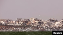 Los aspersores riegan un campo en el lado israelí de la frontera entre Israel y Gaza, visto desde el sur de Israel, el 5 de marzo de 2025. 