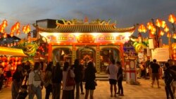 Vihara Tri Dharma Bumi Raya di Kota Singkawang, Provinsi Kalimantan Barat, dipadati pengunjung saat Cap Go Meh 2025. (Anugrah Andriansyah/VOA)