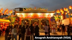 Vihara Tri Dharma Bumi Raya di Kota Singkawang, Provinsi Kalimantan Barat, dipadati pengunjung saat Cap Go Meh 2025. (Anugrah Andriansyah/VOA)