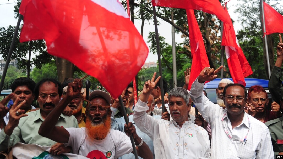 Activists and former freedom fighters who fought against Pakistan in the 1971 war demonstrate against the verdict on Mohammad Kamaruzzaman in Dhaka, May 9, 2013. 
