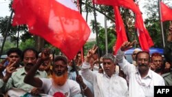 Activists and former freedom fighters who fought against Pakistan in the 1971 war demonstrate against the verdict on Mohammad Kamaruzzaman in Dhaka, May 9, 2013. 