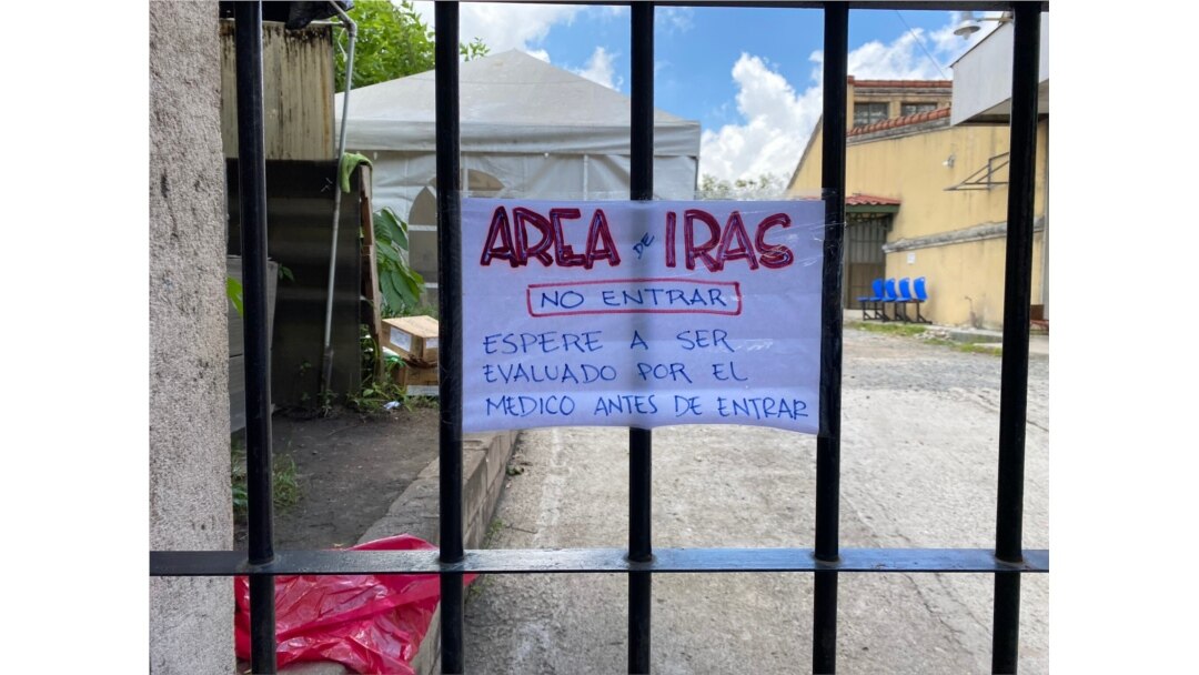 La clínica comunitaria de Santa Tecla tiene dos áreas, una de Infecciones Respiratorias Agudas (IRAS) y otra para enfermos comunes. En la primera atienden pacientes COVID-19.