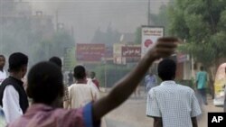 Matairi yakichomwa wakati wa maandamano Khartoum, Sudan. Majeshi ya usalama yalitumia gesi ya machozi kuvunja maandamano dhidi ya serikali.