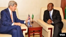 AU Deputy Chairperson Erastus Mwencha and U.S. Secretary of State John Kerry