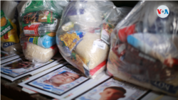 Paquetes alimenticios entregados a familiares de manifestantes arrestados por razones políticas en Nicaragua. Foto Houston Castillo, VOA.