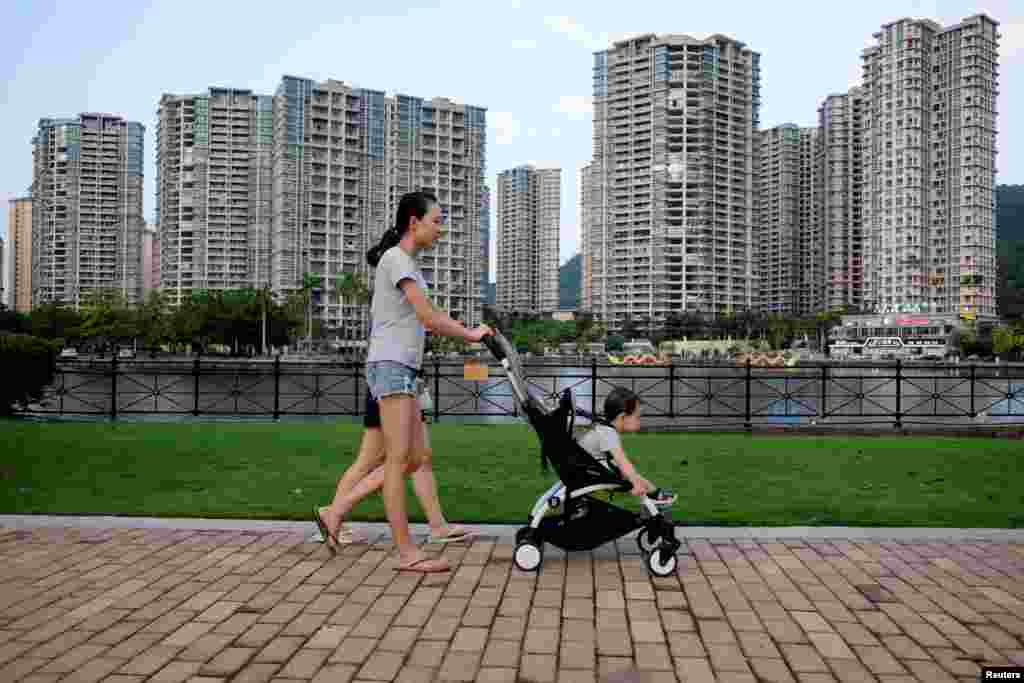 2018年6月27日，人们走过中国中山市的住宅开发项目。