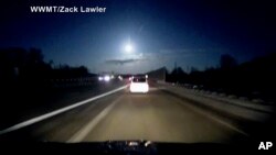 Benda yang menyala di langit terlihat di negara bagian Michigan, AS, selatan Selasa malam (16/1). 