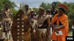 UMnu. Raphael Stanley Khumalo umi lonkosikazi wakhe labanye