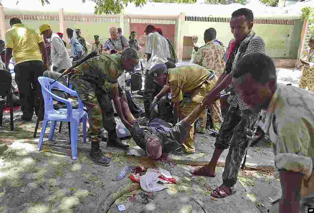 Atentado bombista, perpetrado por uma suicida, no Teatro Nacional de Mogadíscio mata pelo menos 10 pessoas e fere várias outras. Os islamitas consideram o teatro e actividades lúdicas em geral como um pecado. O teatro reabrira em Março.