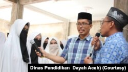 Seorang santriwati (kiri) di Dayah Ruhul Fatayat yang berada di kaki Gunung Seulawah, Kabupaten Aceh Besar, Provinsi Aceh. Minggu 9 Februari 2020 (Foto: Dinas Pendidikan Dayah Aceh)