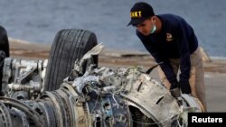 Seorang petugas KNKT memeriksa mesin turbin dari pesawat Lion Air JT610 di pelabuhan Tanjung Priok, Jakarta, 4 November 2018.