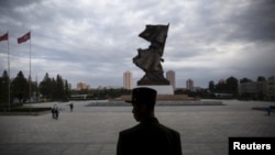 Seorang tentara berjaga di depan pintu Museum Perang di Pyongyang, Korea Utara (Foto: dok). 