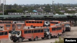 Kendaraan-kendaraan yang digunakan untuk mengantar pekerja ke tambang tembaga Grasberg yang dioperasikan Freeport McMoRan Inc. terlihat di terminal Gorong-Gorong di Timika, Mimika, Papua, 16 November 2017