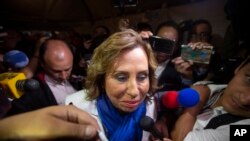 Sandra Torres, candidata a la presidencia de Guatemala por el partido Unidad Nacional de Esperanza, llega al Tribunal Electoral en Ciudad de Guatemala, el lunes 17 de junio de 2019. (Foto AP/Moisés Castillo)