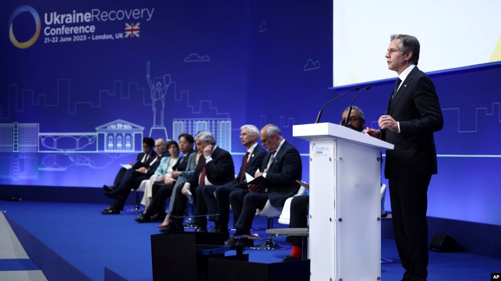 Госсекретарь Энтони Блинкен выступает на лондонской Конференции по восстановлению Украины. 21 июня 2023 г.