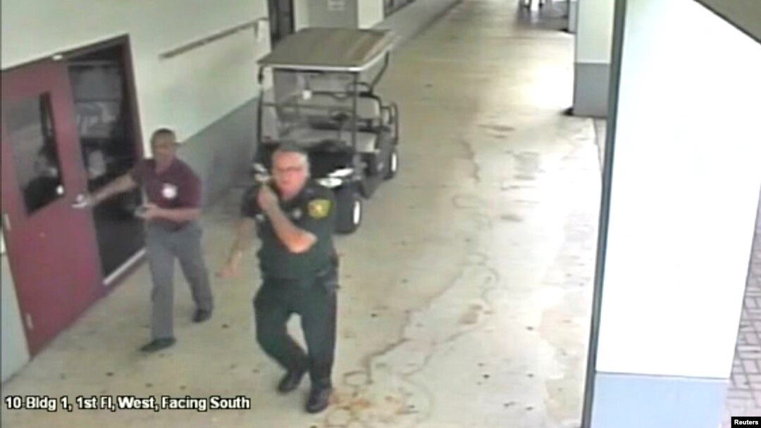 Polisi Scot Peterson tetap berada di luar SMA Marjory Stoneman Douglas pada saat insiden penembakan, 14 Februari lalu. 