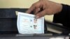 一名埃及选民在开罗的投票站投下了总统选举的选票。（2018年3月26日）