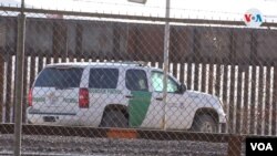 Un vehículo de la Oficina de Aduanas y Protección Fronteriza de Estados Unidos (CBP por sus siglas en inglés) vigila la frontera en El Paso (Texas), el 1 de marzo de 2020 `[Foto: Antoni Belchi/VOA].