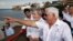 El presidente de Panamá Ricardo Martinelli (derecha) muestra al expresidente de Brasil Luiz Inacio Lula da Silva (segundo desde la derecha) una parte de franja costera construída por la compañía brasileña Odebrecht en la Ciudad de Panama, el 20 de mayo de 2011.