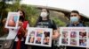 Las personas protestan frente a la sede del Servicio Bolivariano de Inteligencia Nacional (SEBIN), buscando la libertad de los presos políticos durante la visita del Fiscal de la Corte Penal Internacional Karim Khan, en Caracas, Venezuela, el 3 de noviembre de 2021. 