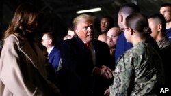 El presidente Donald Trump saluda a los presentes después de firmar la Ley de Autorización de Defensa Nacional para el año fiscal 2020, en la base Andrews de la Fuerza Aérea en Maryland, el viernes 20 de diciembre de 2019.