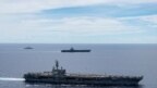 Hàng không mẫu hạm USS Ronald Reagan (trước) và USS Nimitz (sau) cùng đi vào Biển Đông hồi tháng Bảy năm 2020