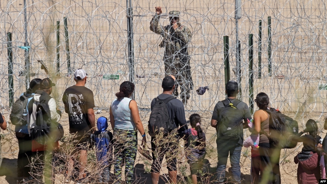 Pripadnik Nacionalne garde i migranti iz Meksika (Foto: Herika Martinez / AFP)