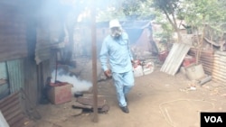Un trabajador fumiga para eliminar mosquitos en el barrio Camilo Ortega de Nicaragua.