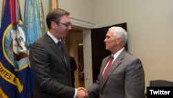 Presiden Serbia Alexandar Vucic (kiri) tiba di Gedung Putih dan disambut oleh wakil presiden AS pada saat itu Mike Pence dalam kunjungan Vucic ke Washington, pada 17 Juli 2017. (Foto: Twitter)