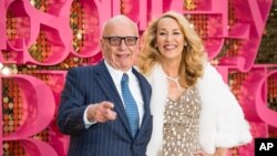 Rupert Murdoch et Jerry Hall posent pour les photographes à leur arrivée à la première mondiale du film 'Absolutely Fabulous' à Londres, le 29 juin 2016.