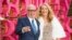 Rupert Murdoch et Jerry Hall posent pour les photographes à leur arrivée à la première mondiale du film 'Absolutely Fabulous' à Londres, le 29 juin 2016.
