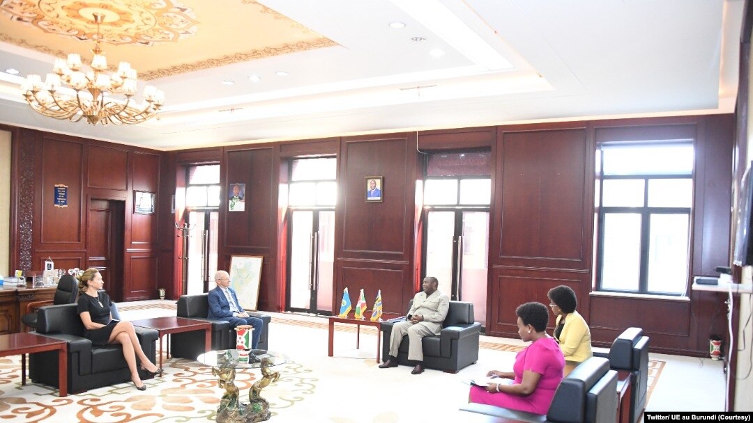 Prezida Evariste Ndayishimiye mu mubonano yagiranye n'uwuserukira Ubumwe bwa Buraya mu Burundi Claude Bochu 