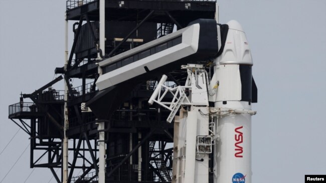 2일 플로리다 케이프 커내버럴의 케네디 우주 센터에 있는 39-A 발사대에 올라탄 스패이스 엑스 팰컨 9 로켓.