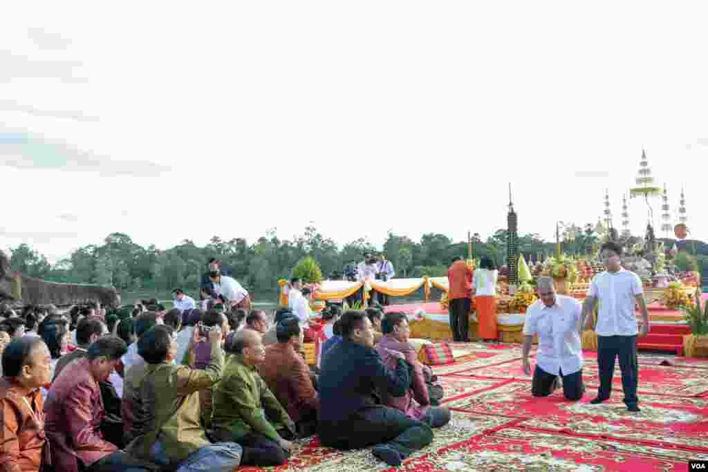 លោក​នាយករដ្ឋមន្ត្រី ហ៊ុន សែន ភរិយា​ គ្រួសារ​ ​មន្ត្រី​ជាន់​នៃ​រដ្ឋាភិបាល និង​តំណាង​រាស្ត្រ​គណបក្សកាន់អំណាច​​​ នៅក្នុងពិធីបួងសួង&laquo;សុំសេចក្តីសុខ&raquo; ​នៅមុខ​ប្រាសាទអង្គរ​វត្ត​ , នៅទីក្រុង​សៀមរាប​, នៅថ្ងៃទី៣ ខែធ្នូ​ ឆ្នាំ​២០១៧។ (ខាន់​ សុគុំមនោ/VOA)