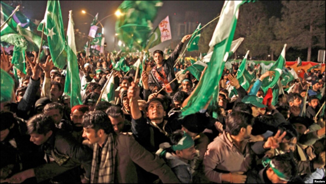 Demonstran melakukan unjuk rasa di Islamabad menuntut reformasi politik di Pakistan (14/1). 