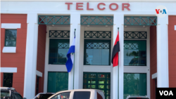 La reguladora de televisión y radio de Nicaragua Telcor, con una bandera del partido de gobierno Frente Sandinista en su sede en Managua. Foto Houston Castillo, VOA.