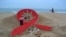 Seniman India menghias pantai Puri dengan hiasan pita merah pada Peringatan Hari AIDS Sedunia dekat Bhubaneswar, India timur (foto: ilustrasi). 