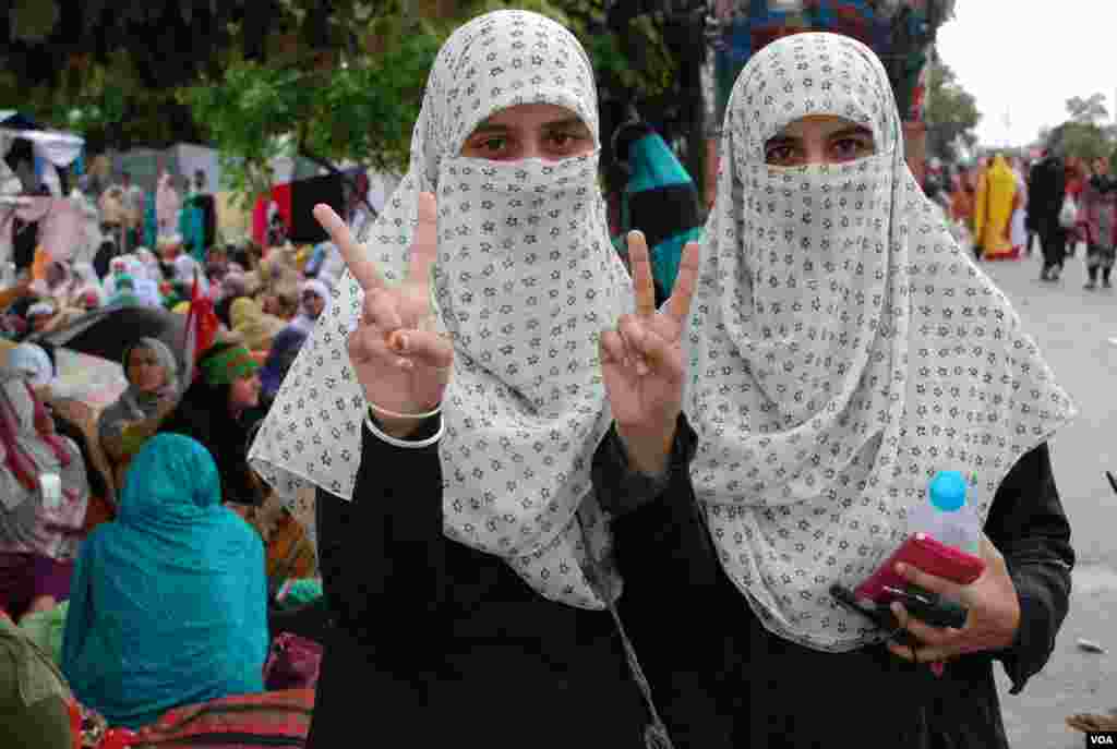 گوجر خان سے طاہر القادری کے &#39;انقلاب مارچ&#39; میں شرکت کے لیے آنے والی دو بہنیں۔