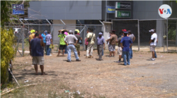 En medio de un inclemente sol, transportistas tienen que esperar de 24 a 48 horas los resultados de sus pruebas COVID-19. [Foto: Alexis Castro].