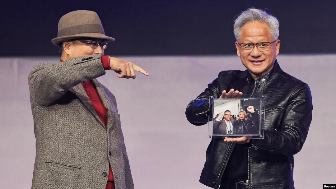 英伟达(Nvidia)首席执行官黄仁勋(Jensen Huang)和纬创资通董事长林宪铭(Simon Lin)站在台北纬创资通年终晚会的舞台上。(2025年1月17日)