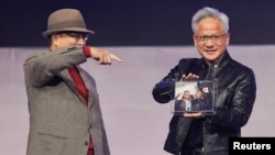 英伟达(Nvidia)首席执行官黄仁勋(Jensen Huang)和纬创资通董事长林宪铭(Simon Lin)站在台北纬创资通年终晚会的舞台上。(2025年1月17日)