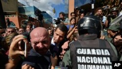 Хуан Гуайдо и другие законодатели-оппозиционеры пытаются прорваться в здание Национальной ассамблеи 