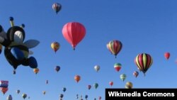 미국 뉴멕시코주에서 열린 앨버커키국제 열기구 축제에서 열기구들이 하늘에 떠오르고 있다. 